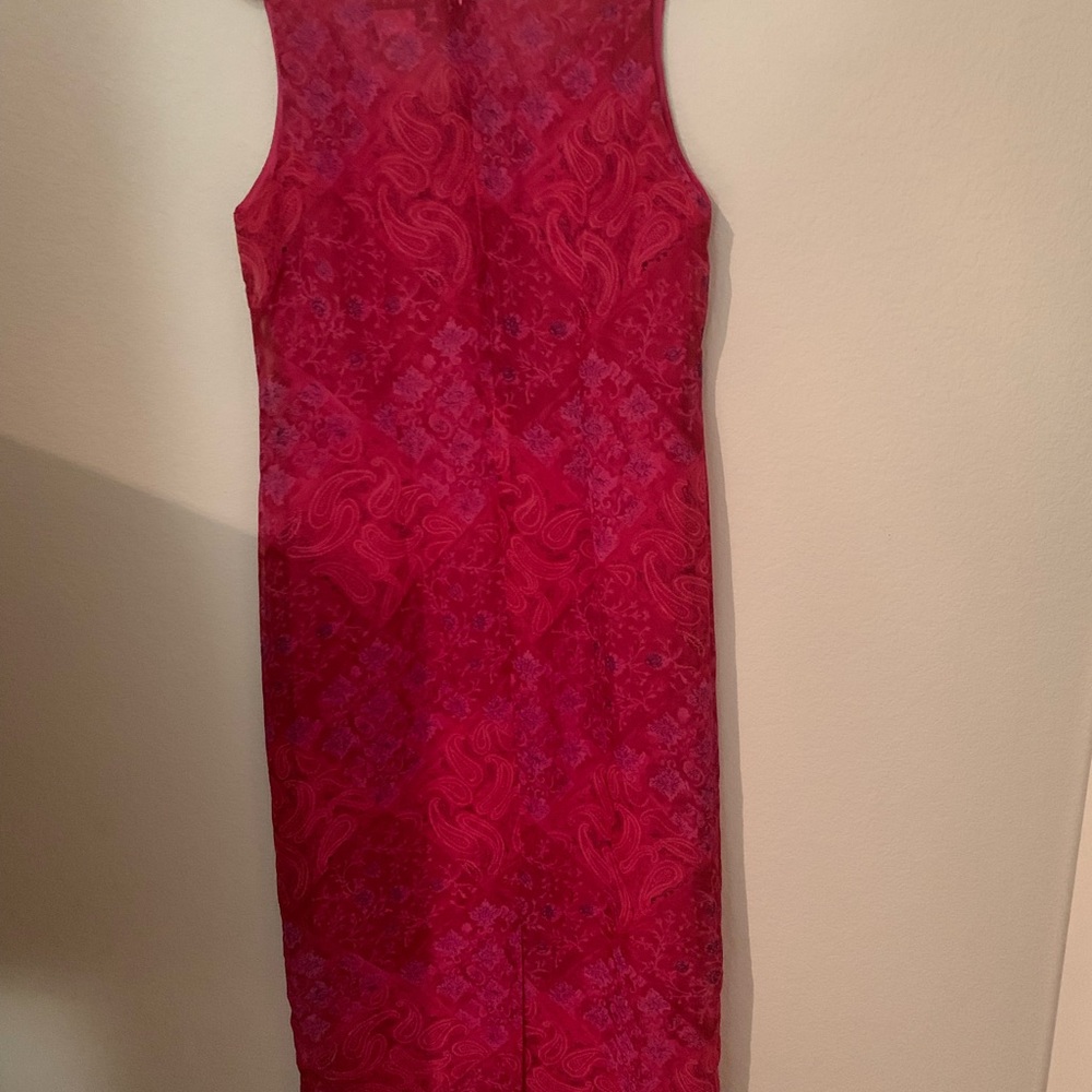 Soft, elegant chiffon summer dress by Jessica Howard. Pit to pit 20 inches.
